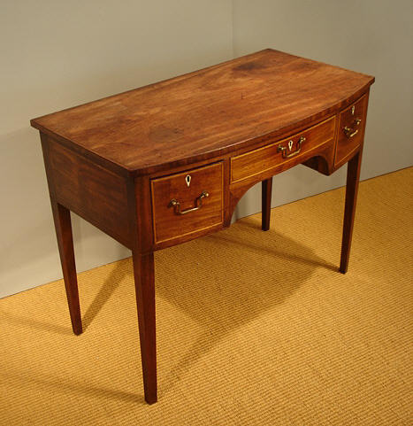 Georgian mahogany bowfront dressing table